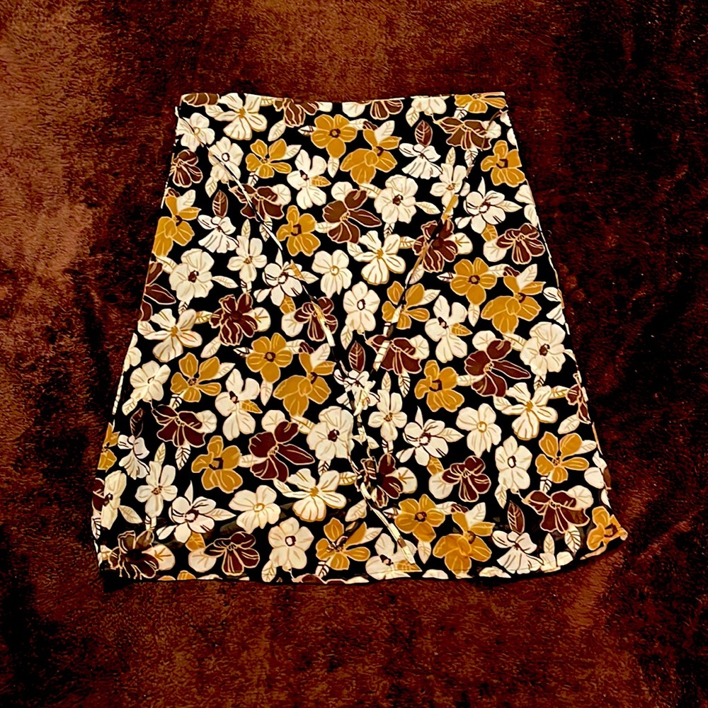 Black white and tan floral skirt. Cotton rayon blend. H&M size 12 midi length.